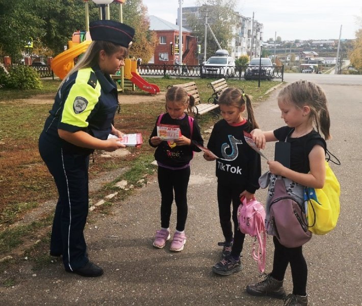 В Октябрьском полицейские и общественники посетили детские игровые площадки