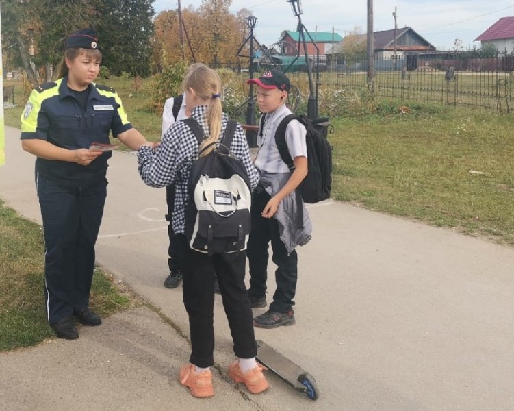 В Октябрьском полицейские и общественники посетили детские игровые площадки
